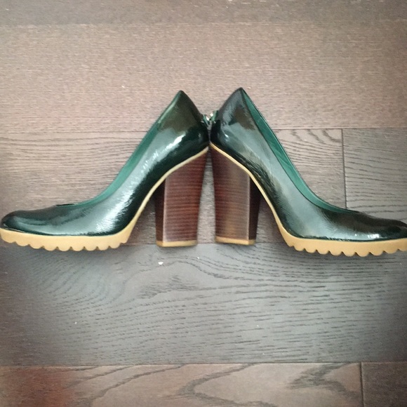 BCBG emerald green patent leather heel - Picture 4 of 6